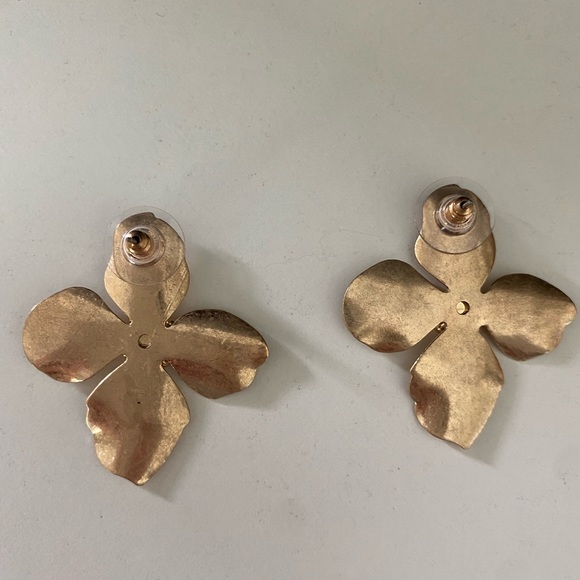 gorgeous gold flower earrings, brand new never worn! so so pretty! - Picture 5 of 7